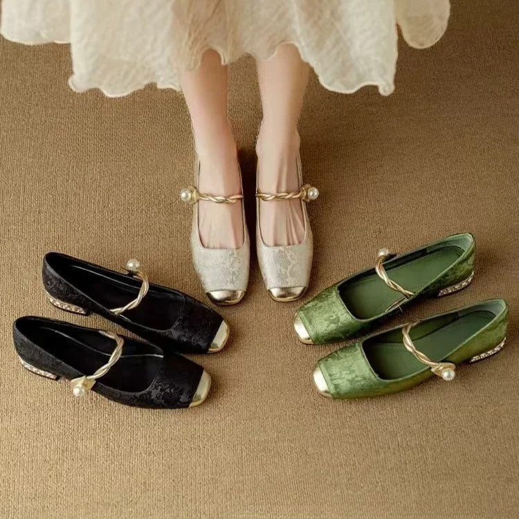 Adrienne – Chaussures classiques à bride au look élégant