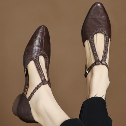Judith – Chaussures classiques en cuir à bride en T avec détail tressé