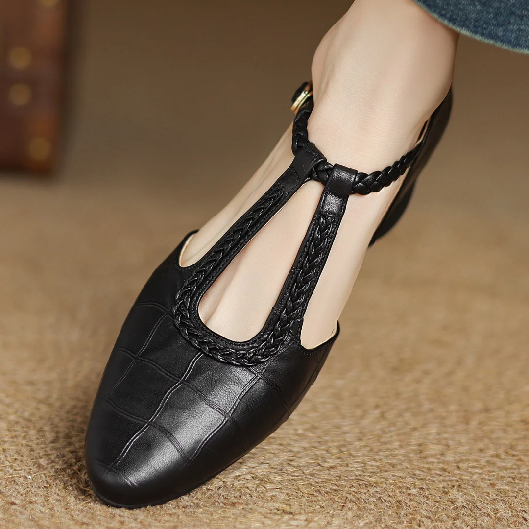 Judith – Chaussures classiques en cuir à bride en T avec détail tressé