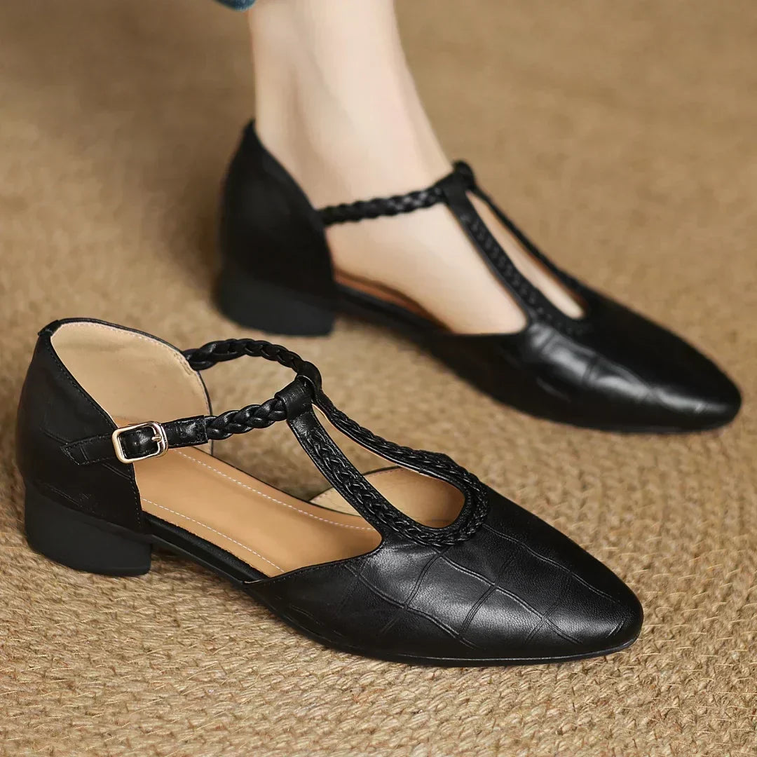 Judith – Chaussures classiques en cuir à bride en T avec détail tressé