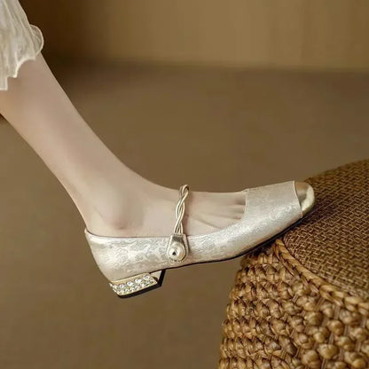 Adrienne – Chaussures classiques à bride au look élégant