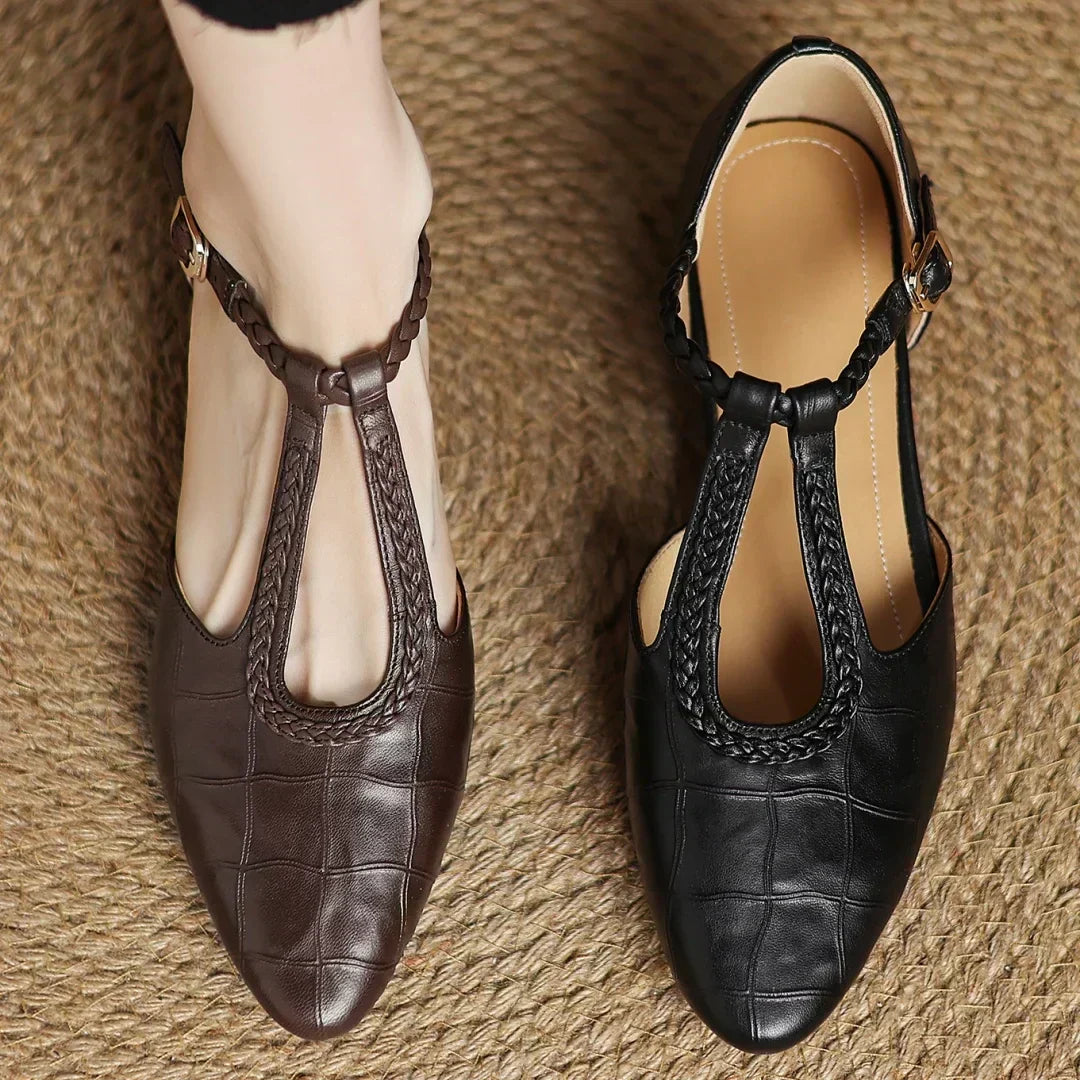 Judith – Chaussures classiques en cuir à bride en T avec détail tressé