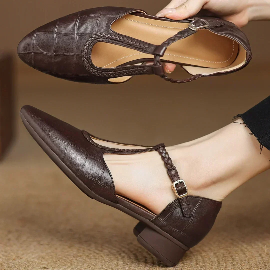 Judith – Chaussures classiques en cuir à bride en T avec détail tressé