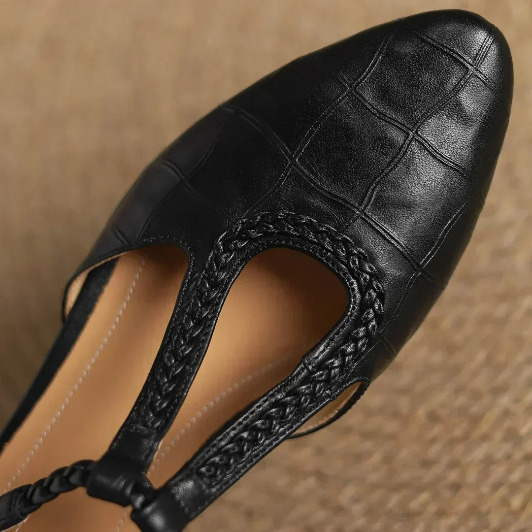 Judith – Chaussures classiques en cuir à bride en T avec détail tressé