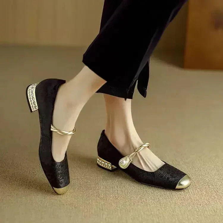 Adrienne – Chaussures classiques à bride au look élégant