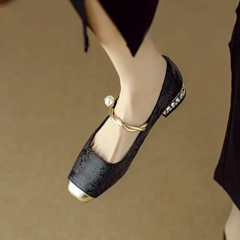 Adrienne – Chaussures classiques à bride au look élégant