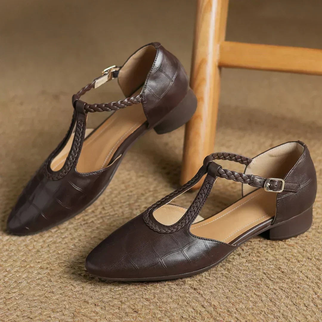 Judith – Chaussures classiques en cuir à bride en T avec détail tressé