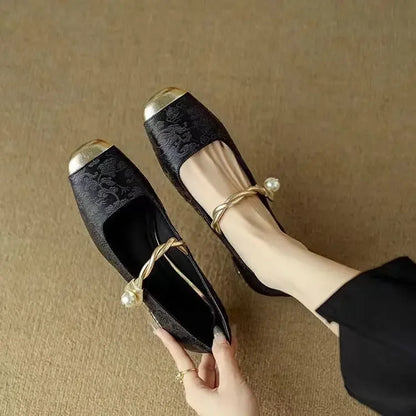 Adrienne – Chaussures classiques à bride au look élégant