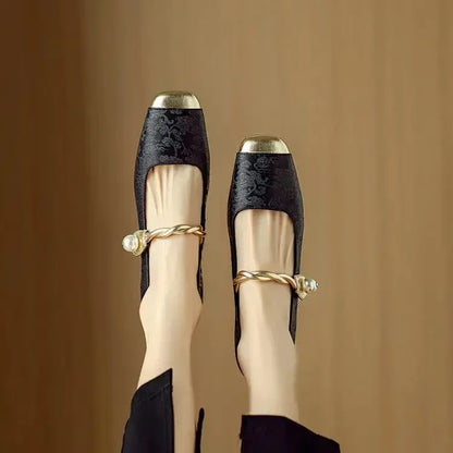 Adrienne – Chaussures classiques à bride au look élégant