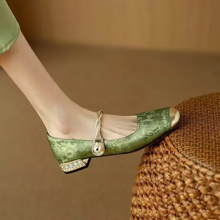 Adrienne – Chaussures classiques à bride au look élégant